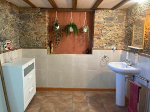 een badkamer met een wastafel en een wastafel bij A Casa Amarela Guest room in São Martinho da Cortiça