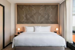 una camera da letto con un grande letto bianco e un muro di Residence Inn by Marriott Calgary Downtown/Beltline District a Calgary