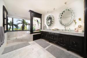 a bathroom with a large sink and a mirror at Villa Albatros Oceanfront Luxury Hotelzone in Cancún