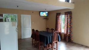 聖路易斯的住宿－Raíces de la Estancia，一间带桌椅和电视的用餐室
