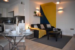 a living room with a table and a couch at Lux 2-Bed, Central, Balcony, Free Secure Parking in Reading