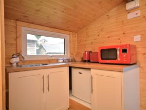 Köök või kööginurk majutusasutuses 1 Bed in Latchley 54164
