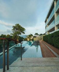 une piscine en face d'un bâtiment dans l'établissement Superior panoramic balcony Sea View room海景别墅, à Patong Beach