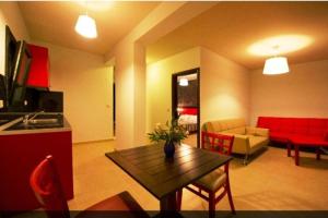 une cuisine et un salon avec une table et un canapé dans l'établissement Irinis Garden, à Parga