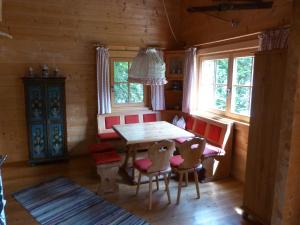 a dining room with a table and chairs in a cabin at Knusperhäusl in Uttendorf