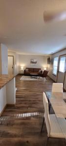 sala de estar amplia con sofá y mesa en 3 Bedroom apartment - Close to Rivian, en Bloomington