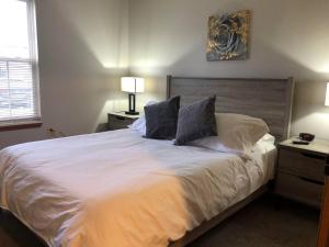 Un pat sau paturi într-o cameră la 2 bedroom apartment RivianISU