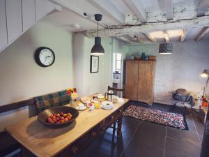 una habitación con una mesa con un bol de fruta en ella en 2 Bed in Betws-y-Coed 42841 en Cerrigydrudion