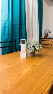 un teléfono móvil sentado sobre una mesa de madera en Salamanca Loft, 