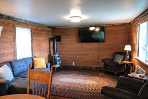 Un lugar para sentarse en Renovated Historic Cabin - Teton Views!