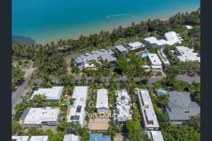 een luchtzicht op een resort met condo's en de oceaan bij 1 Min walk from, Beach and Town - Beachcomber in Port Douglas