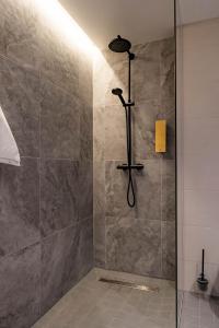um chuveiro com uma porta de vidro na casa de banho em Narva Hotell & Spaa em Narva