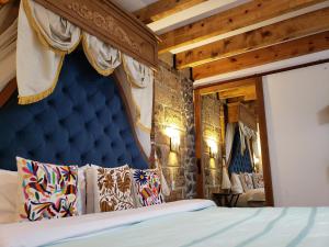 1 dormitorio con cabecero azul y 1 cama en Alborada Bernal, en Bernal