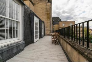 a balcony with a table and chairs on a building at Lux 2-Bed Apt Central Location Balcony & Parking in Reading