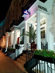 un hôtel avec un panneau à l'avant d'un bâtiment dans l'établissement Dreamtel London Kensington, à Londres