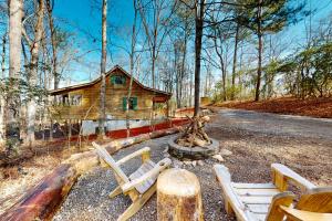 a log cabin in the middle of a forest at Pine Tree Lodge in Sautee Nacoochee