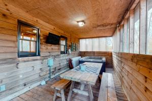 TV a/nebo společenská místnost v ubytování Lazy Bear Cabin