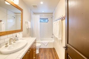 Koupelna v ubytování Rustic Modern Luxury Retreat with Hot Tub + 81 fotografií