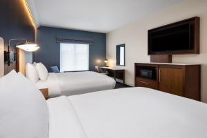 シアトルにあるCourtyard by Marriott Seattle SeaTac Airportのベッド2台、薄型テレビが備わるホテルルームです。