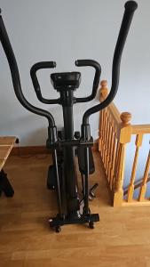 une chaise noire assise à côté d'un escalier dans l'établissement WATERSIDE 3 BED COTTAGE, HOT TUB, SAUNA, PVT BEACH, à Arrochar