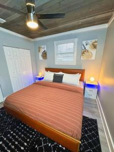 1 dormitorio con 1 cama grande y paredes azules en Little house on 47th, en Cleveland
