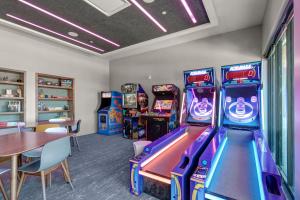 una habitación con 2 juegos de arcade y una mesa en Canyons Resort #134, en Park City