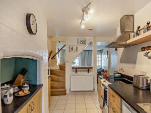 Köök või kööginurk majutusasutuses 2 Bed in Instow 43053