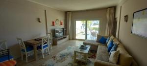 sala de estar con sofá y mesa en A Residence - Superior One Bedroom Aparthotel en Sharm El Sheikh