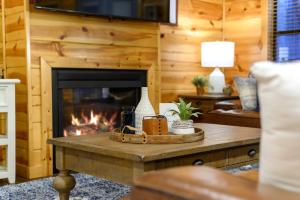 Fotografie z fotogalerie ubytování Bison Boot Lodge & Tipi - Hot Tub - Fireplace v destinaci Broken Bow
