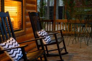 Fotografie z fotogalerie ubytování Bison Boot Lodge & Tipi - Hot Tub - Fireplace v destinaci Broken Bow