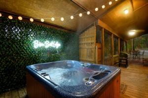 Fotografie z fotogalerie ubytování Bison Boot Lodge & Tipi - Hot Tub - Fireplace v destinaci Broken Bow