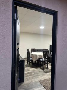 a dining room with a table and chairs and a mirror at Mono ambiente privado NOVILLO in Cochabamba