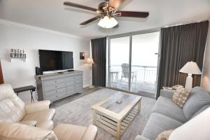 un soggiorno con divano e TV di 1009 Waters Edge Resort condo a Myrtle Beach