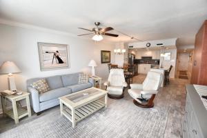 ein Wohnzimmer mit einem Sofa und einem Tisch in der Unterkunft 1009 Waters Edge Resort condo in Myrtle Beach