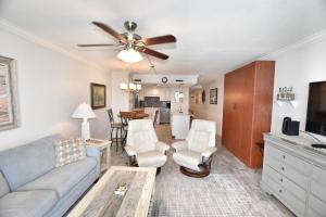 ein Wohnzimmer mit einem Sofa und einem Deckenventilator in der Unterkunft 1009 Waters Edge Resort condo in Myrtle Beach