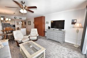 ein Wohnzimmer mit einem Flachbild-TV und einem Sofa in der Unterkunft 1009 Waters Edge Resort condo in Myrtle Beach