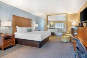 Großes Hotelzimmer mit einem Bett und einer Kommode in der Unterkunft Best Western Plus Beach View Lodge in Carlsbad