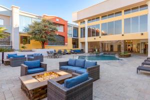 Un patio con sillas y una fogata y un edificio. en Best Western Plus El Paso Airport Hotel & Conference Center, en El Paso 28 fotos más