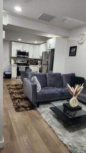 sala de estar con sofá y mesa en Modern 2 Bedroom Basement Suite at West Edmonton en Edmonton