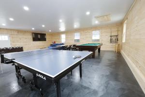 Instalaciones para jugar al ping pong en Matterhorns Hunter Lodge o alrededores
