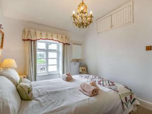 een slaapkamer met een bed met handdoeken erop bij 2 Bed in Bourton-on-the-Water 29027 in Bourton on the Water