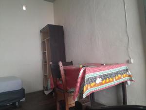 Una habitación con una mesa con una manta. en Cortiço da Lapa, en Río de Janeiro