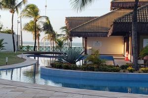 um resort com uma piscina junto ao oceano em Flecheiras Eco Residence Un302 em Flecheiras