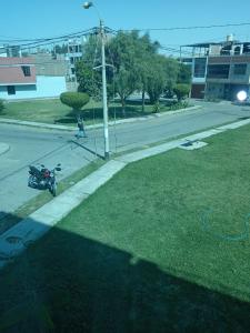 una motocicleta estacionada al lado de una calle en Gardella House, Casa - Hotel, en Ica