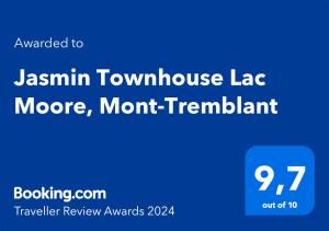 un panneau bleu avec les mots jasmin Townhouse lag moremtür dans l'établissement Jasmin Townhouse Lac Moore, Mont-Tremblant, à Mont-Tremblant