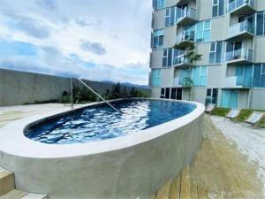 uma piscina em frente a um edifício em Apartamento Secrt, comfort em San José