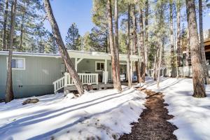 Το Deck and Fire Pit Modern Munds Park Retreat! τον χειμώνα