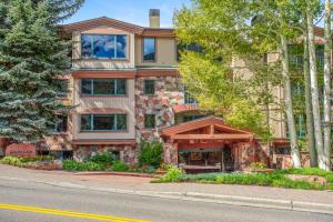 un gran edificio con toldo en una calle en The Galatyn Lodge, en Vail