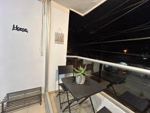 a balcony with a table and chairs and a window at Departamento Harmony Xalapa in Xalapa