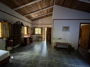 Habitación con cama, escritorio y mesa. en Star Mountain Jungle Lodge - Mal Pais, Santa Teresa, en Mal País